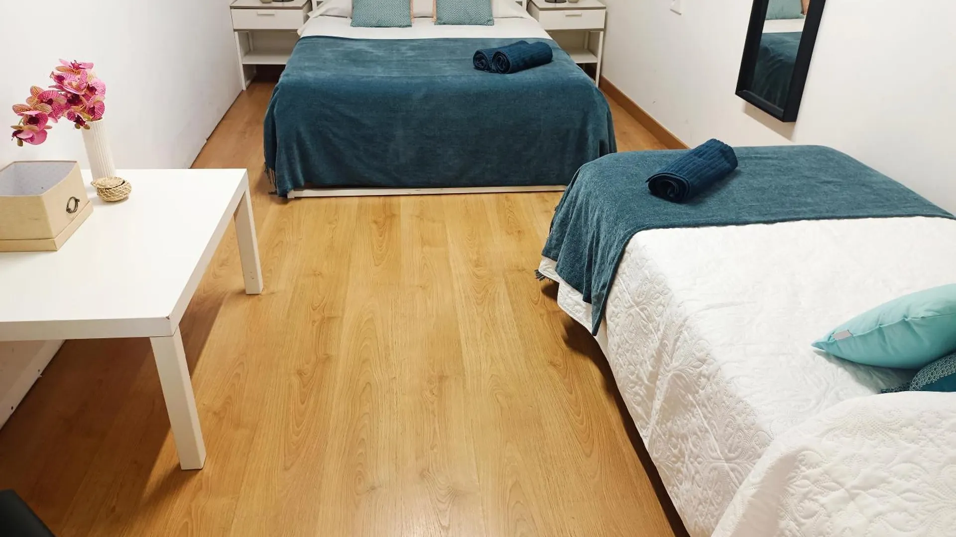 By Cathedral Rooms Barcelona Hostel