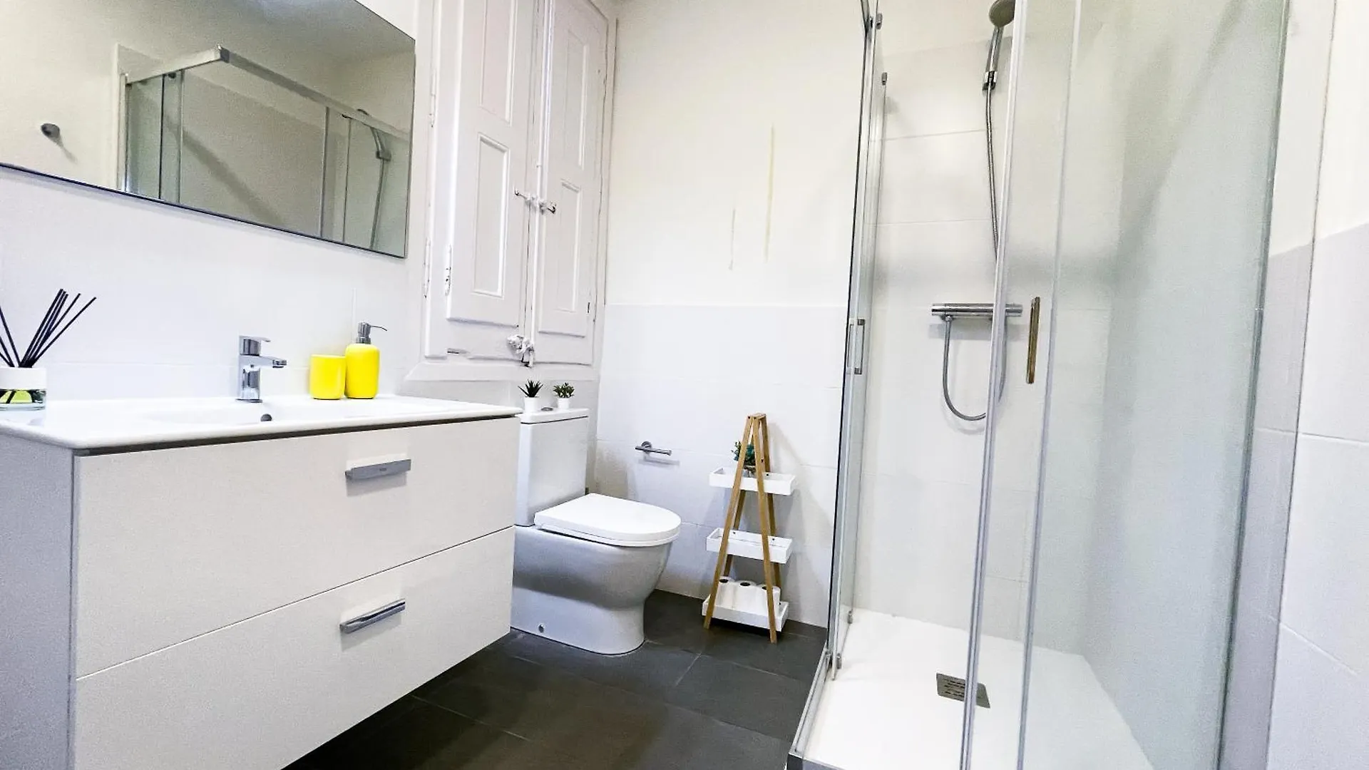 By Cathedral Rooms Barcelona Hostel